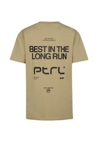 Camiseta beige de algodón con texto impreso en negro: "MEJOR A LARGO PLAZO", coordenadas y logotipo de la marca. Manga corta y ajuste estándar.