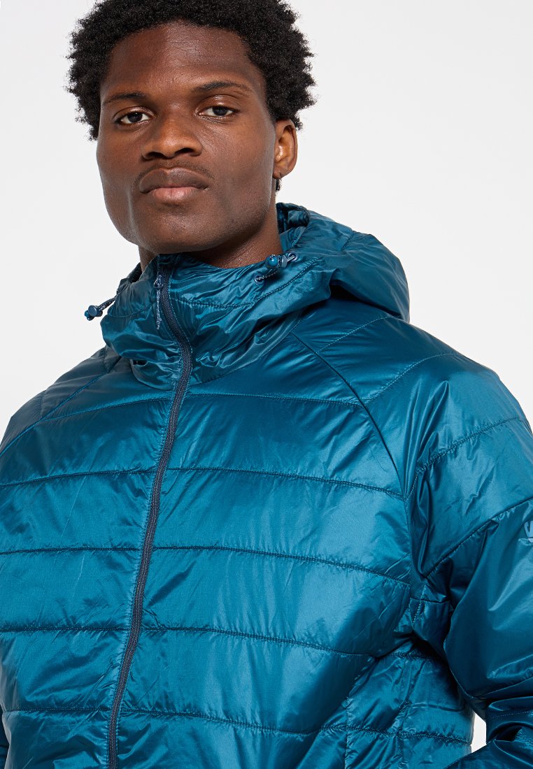 Chaqueta acolchada verde azulado hecha de material brillante, con cierre de cremallera en la parte delantera, capucha con ajuste de toggle y patrón de acolchado horizontal.