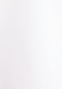 Mur blanc texturé vierge avec un dégradé vertical subtil allant du gris clair à gauche au blanc à droite.