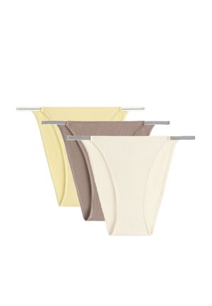 Drie bikinislipjes van geribbeld stof in lichtgeel, taupe en crème, met dunne gestreepte elastische taillebanden, overlappend gerangschikt op een witte achtergrond.