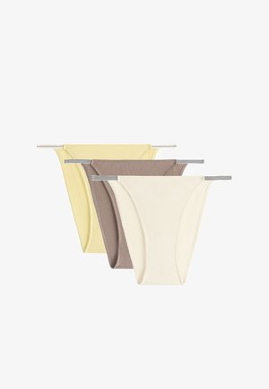 Tre bikini-underbukser i ribbet stof i lysegul, taupe og creme, med tynde stribede elastiske linninger, arrangeret overlappende på hvid baggrund.