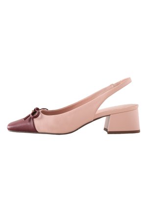 Scarpa slingback rosa con tacco basso, punta affilata borgogna scuro, piccolo dettaglio fiocco e tacco a blocco su sfondo bianco.