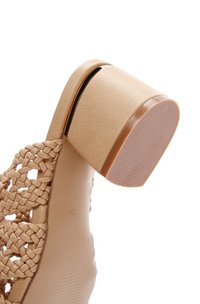 Naakt strappy hoge hak sandaal met een gevlochten ontwerp, gestructureerde bovenkant en een dikke blokhak met een ronde basis.