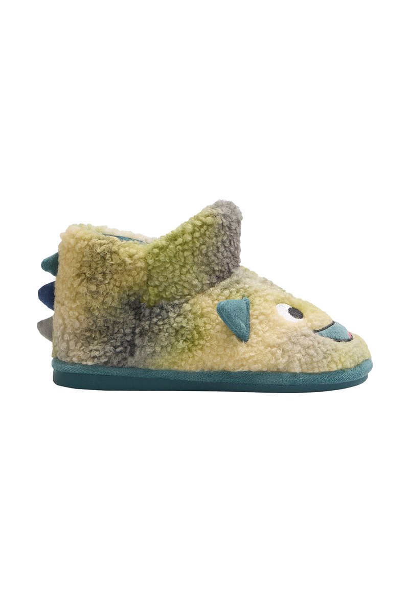 Zapatilla borrosa verde y amarilla con suela azul, que presenta una cara, orejas y picos. Fabricada con un material suave y texturizado.