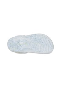Suela de zapato de goma blanca con una superficie texturizada que presenta surcos, patrones circulares y ligeras motas de color. Diseñada para ofrecer tracción y soporte.