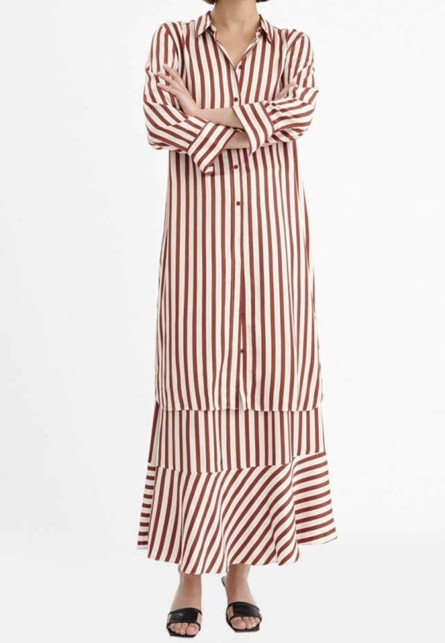 Lång, randig klänning i krämfärgad och bordeaux, med knäppning fram, långa ärmar och en vågig nederdel. Snyggt tyg med avslappnad passform.