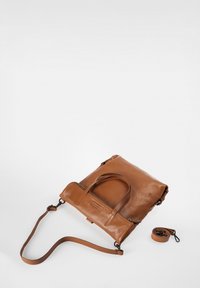 Braune Ledertasche mit einem Reißverschluss oben, zwei Griffen und einem abnehmbaren Schulterriemen. Glatte Textur und minimales Metallzubehör. Kompakte rechteckige Form.