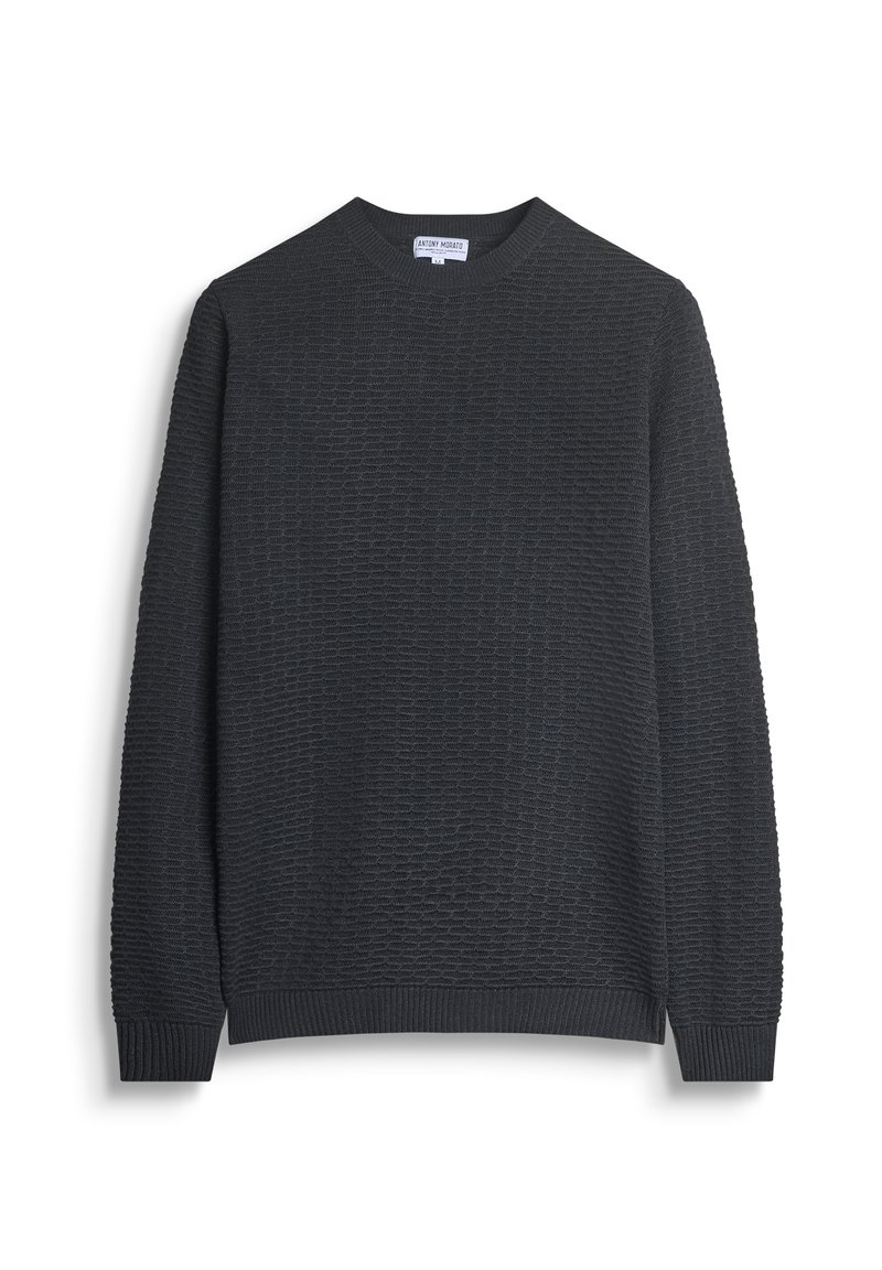 Donkergrijze gebreide trui met een gestructureerd patroon, ribbelboord bij de ronde hals en mouwboorden. Lange mouwen en een ontspannen pasvorm.