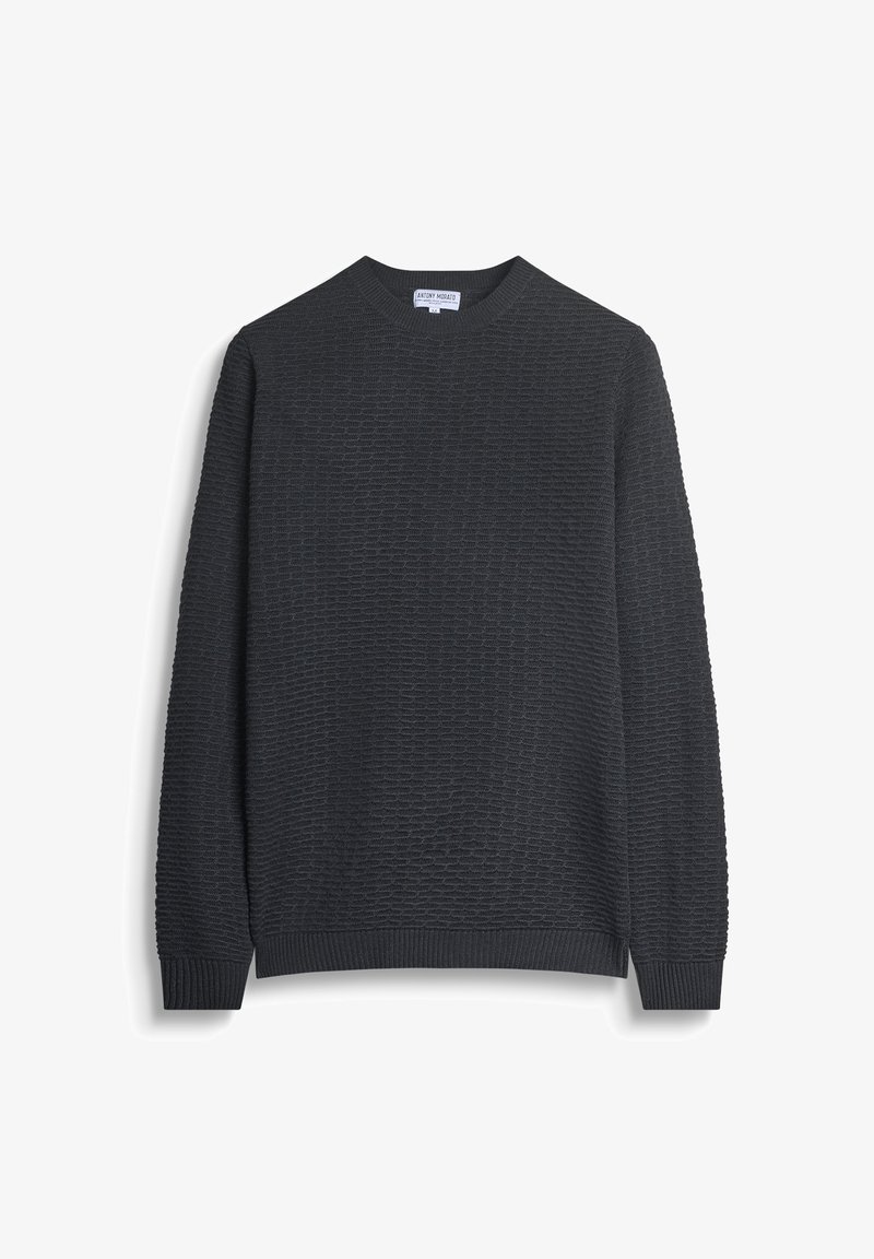 Donkergrijze gebreide trui met een gestructureerd patroon, ribbelboord bij de ronde hals en mouwboorden. Lange mouwen en een ontspannen pasvorm.