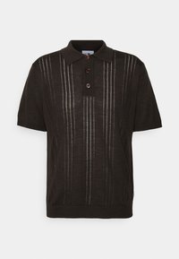 Hnědá polokošile s krátkým rukávem, která má dva knoflíky, vertikální pruhovaný pletený vzor a žebrované detaily na límci a lemování.