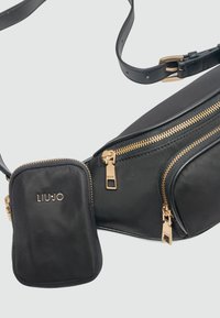 Borsa a tracolla nera in nylon con zip e dettagli in oro. Dotata di una piccola pochette rimovibile, texture liscia e logo LIU JO.