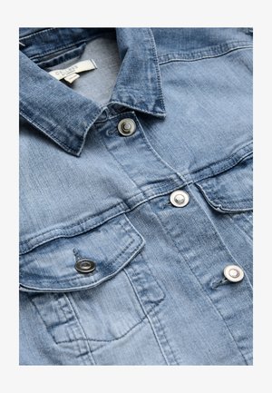 Hellblaue Jeansjacke mit metallenen Druckknöpfen, spitzem Kragen, zwei vorderen Klappentaschen und sichtbaren Nahtdetails.