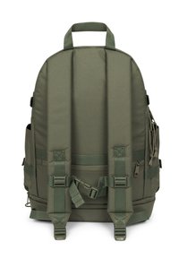 Mochila verde oliva hecha de un tejido duradero, con respaldo y correas acolchadas, dos bolsillos laterales y múltiples hebillas ajustables.