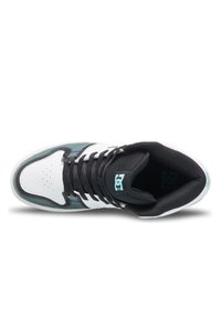 Hoge sneaker met een zwarte tong en veters. Witte leren bovenkant met teal accenten. Geperforeerde neus voor ademend vermogen. Rubberen zool.