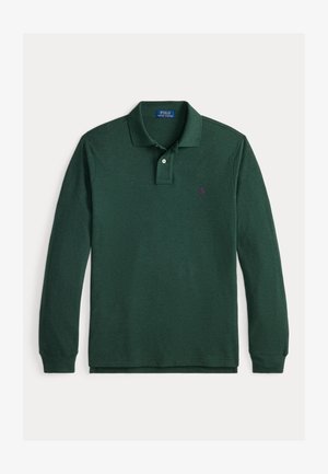 Mørkegrønn langarmet polo skjorte laget av bomull, med en krage med to knapper, ribbet mansjett, og en liten lilla logo på venstre bryst.