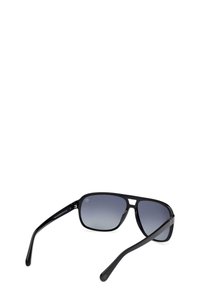 Occhiali da sole neri con forma rettangolare, lenti grigie a sfumatura e aste eleganti con un branding discreto. Design del telaio in plastica leggero.