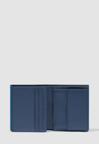 Cartera bifold de cuero azul marino con varios compartimentos para tarjetas y un bolsillo para monedas sobre un fondo gris claro liso.