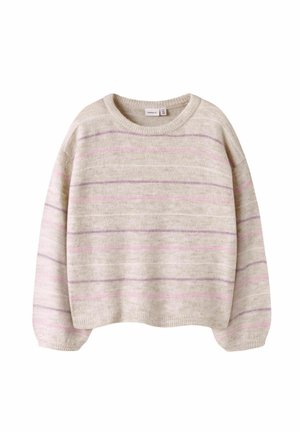 Beige strikkegenser med subtile horisontale rosa og lilla striper, lange ermer, rund hals og ribbestrikkede mansjetter og kant.