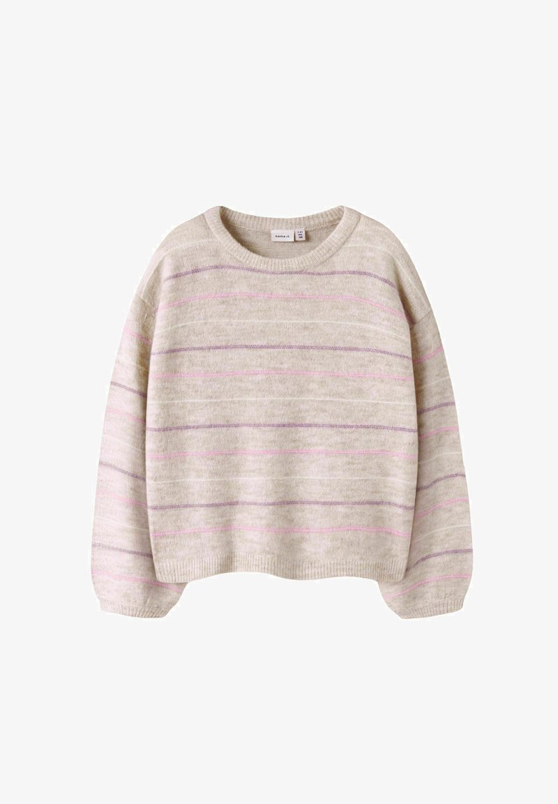 Pull en maille beige avec de fines rayures horizontales rose et violettes, manches longues, encolure ronde et poignets et ourlet côtelés.