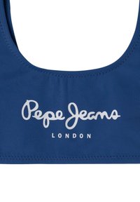Modra kopalna majica iz gladkega materiala, z zaobljenim izrezom in belim logotipom "Pepe Jeans LONDON" natisnjenim na sprednji strani.