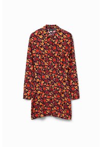 Koszula w kwiaty z długimi rękawami, na czarnym tle, z czerwonymi, żółtymi i pomarańczowymi kwiatami. Posiada kołnierzyk i zapięcie na guziki. Wykonana z lekkiego materiału.