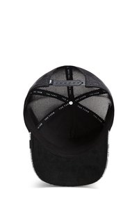 Schwarze Baseballmütze mit runder Form, Netzrücken und weichem Wildlederfront. Der Innenstoff zeigt den wiederholten Text "THE FARM" in Weiß.