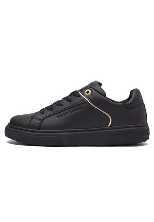 Czarny skórzany sneaker o niskim profilu, okrągłym czubku i złotym akcentem po boku. Posiada teksturowaną gumową podeszwę i płaskie czarne sznurówki.