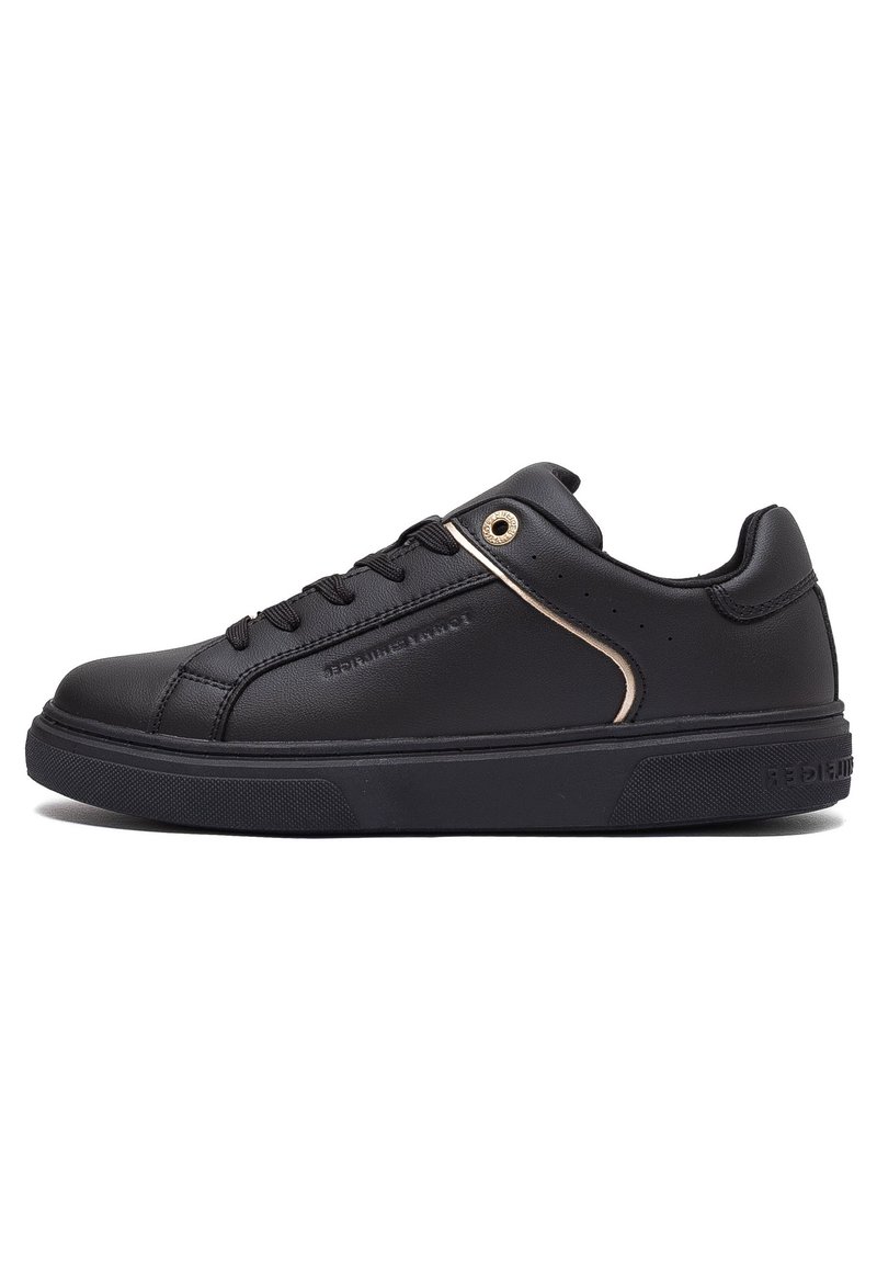 Sneaker in pelle nera con profilo basso, punta tonda e accenti dorati sul lato. Presenta suola in gomma testurizzata e lacci neri piatti.