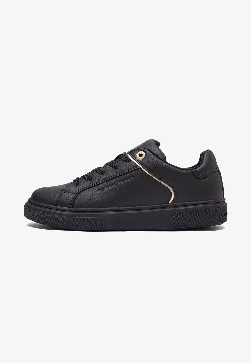 Sneaker in pelle nera con profilo basso, punta tonda e accenti dorati sul lato. Presenta suola in gomma testurizzata e lacci neri piatti.