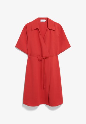 Rotes Wickelkleid mit kurzen Ärmeln, Kragen und Bindegürtel. Hat eine glatte Textur und einen ausgestellten Saum. Schlichtes Design, ohne Muster.