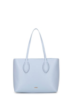 Borsa tote azzurra chiara realizzata in materiale liscio, con due manici intrecciati e un piccolo logo metallico sul davanti.