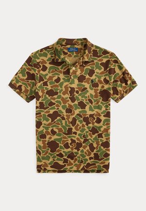 Polo à manches courtes avec motif camouflage vert, marron et beige et un col, posé à plat sur fond blanc.