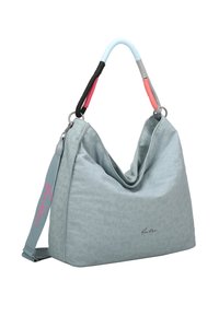 Borsa oversize blu chiaro con stampa leopardata testurizzata, caratterizzata da un design morbido, una tracolla a spirale multicolore e un accento del logo rosa.