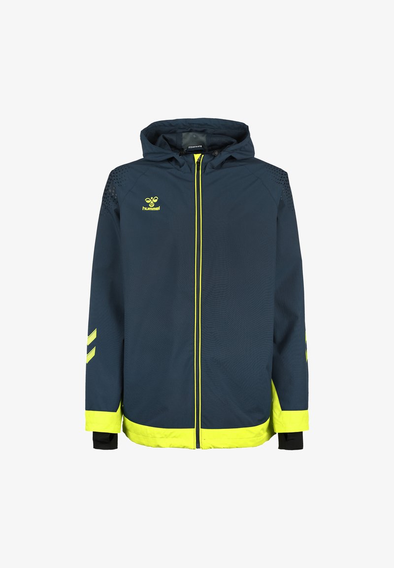 Marinblå vindjacka med huva, med gula dragkedjor och detaljer, nätstruktur och sidostråk, tillverkad av lätt material.