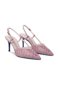 Tacchi alti slingback in pelle rosa con punta affusolata, motivi a intaglio e tacco a spillo blu; presenta un sottile cinturino alla caviglia con fibbia.