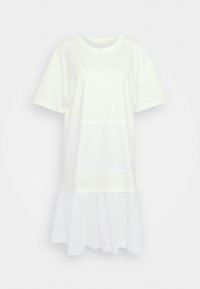 Robe blanche à manches courtes avec un col rond et une jupe à volants ornée de détails en dentelle œillet au bas.