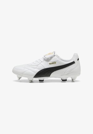 Witte leren voetbalschoen met zwarte Puma-streep, metalen noppen en gouden "KING"-logo aan de zijkant, gezien van de rechterzijde.