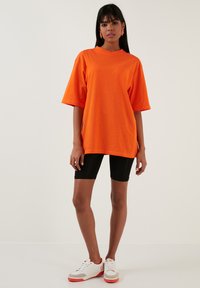 LELA LOOSE FIT - Jednoduché tričko - orange