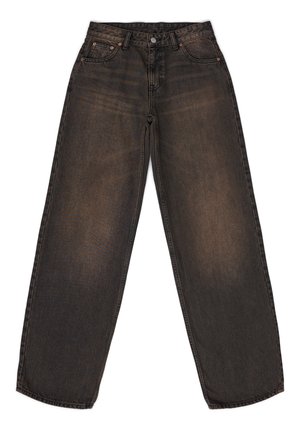 Jeans a gamba larga in denim marrone scuro, caratterizzati da un classico design a cinque tasche e leggeri sbiadimenti sul tessuto. Chiusura con bottone in metallo e zip.