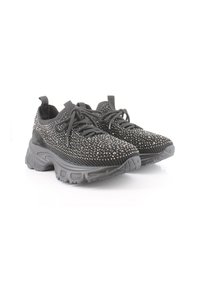 Zapatillas deportivas negras con adornos de strass, suelas gruesas y texturizadas, parte superior de tejido de punto y cordones, mostradas una al lado de la otra sobre un fondo blanco.