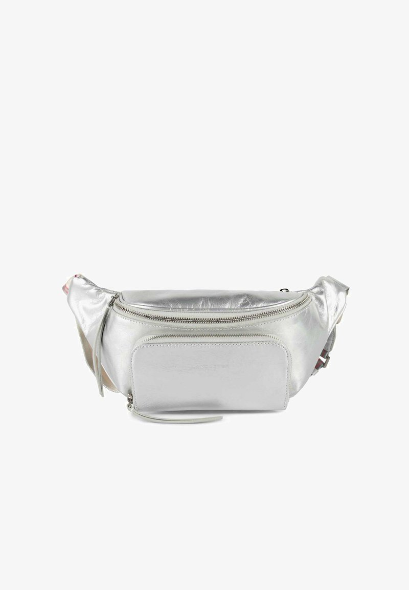 Marsupio metallico argento con una superficie testurizzata, dotato di una zip superiore e una tasca con zip frontale. Cinghia regolabile per una vestibilità sicura.