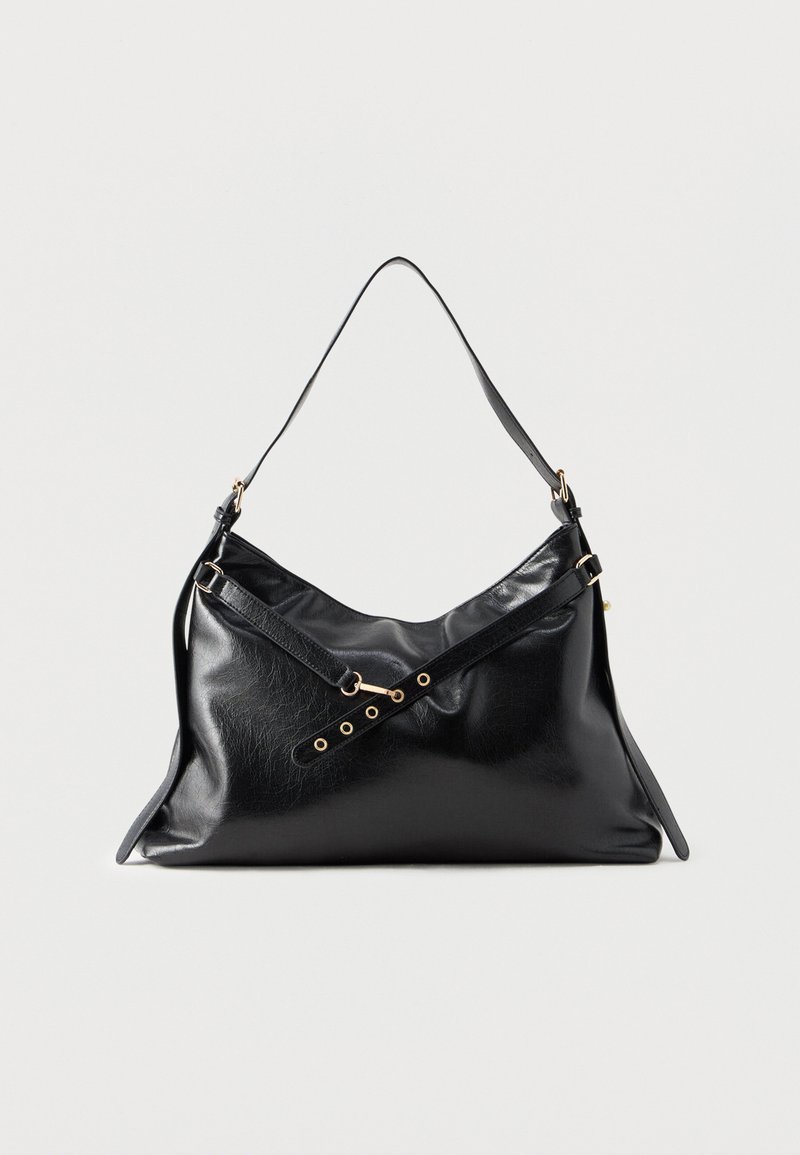 Borsa a spalla in pelle nera con una forma ampia e curva. Presenta un accento in metallo dorato, una tracolla regolabile e fori decorativi. Texture liscia.