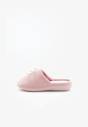 Chausson en daim rose à enfiler avec bout rond et détail nœud. Texture douce, semelle intérieure rembourrée et semelle simple à profil bas.
