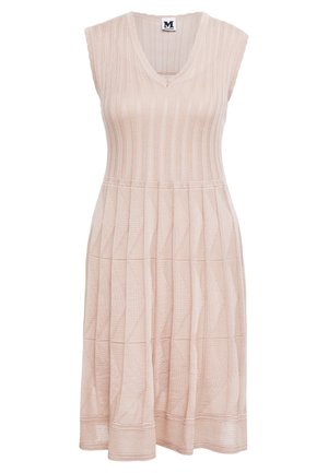 Hihaton beige neulemekko, jossa V-pääntie, resoroitu yläosa ja geometrinen kuvio hameosassa, kauluksessa brändilogo.