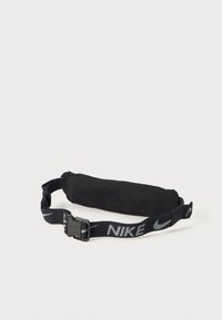 Zwarte heuptas met een gevoerde compartiment, voorzien van een donkere band met het "NIKE" logo in grijs. Verstelbare sluiting met gesp. Zachte textuur.