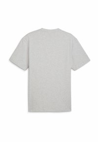 Harmaa puuvillapaita, jossa on pyöreä pääntie ja lyhyet hihat, sileällä pinnalla ilman näkyviä kuvioita tai grafiikkaa takana.