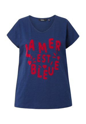 Camiseta de algodón azul marino con cuello en V, que presenta un gran texto en rojo que dice "LA MER EST BLEUE" y corazones y olas decorativas.