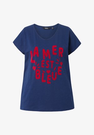 Granatowa bawełniana koszulka z dekoltem w serek, z dużym czerwonym napisem "LA MER EST BLEUE" oraz dekoracyjnymi serduszkami i falami.