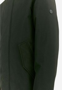 Mörkgrön jacka i slät tyg med en ren design, utrustad med en sidoficka och en cirkulär logotyp på överarmen.