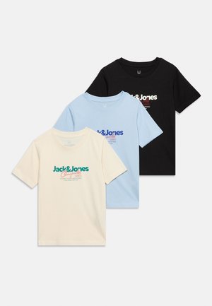 Tre korte ærmede Jack & Jones T-shirts i creme, lyseblå og sort med trykte brandlogoer på brystet.